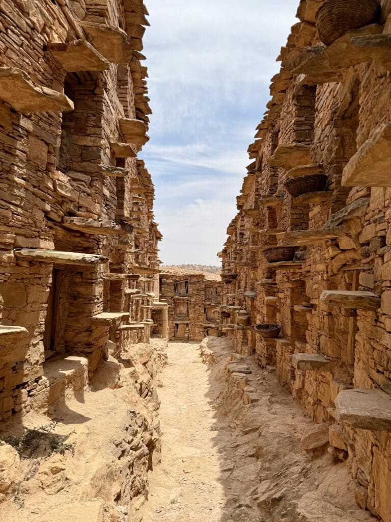 Pasillo de piedra con techumbre de madera dentro de un agadir tradicional