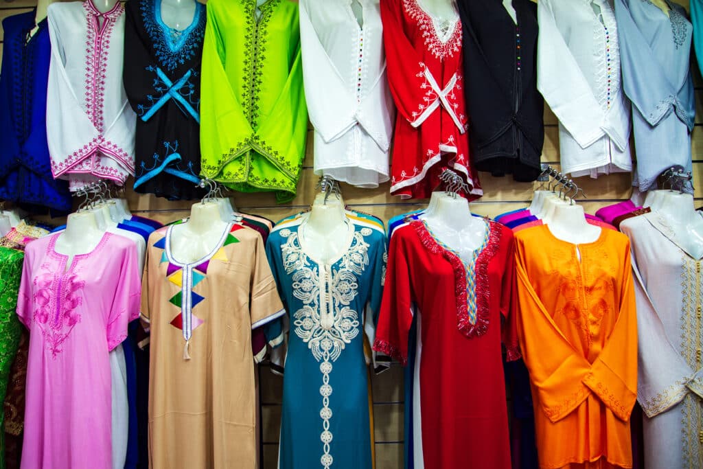 Colorido puesto con caftanes y gandouras bordadas en un souk de Marruecos