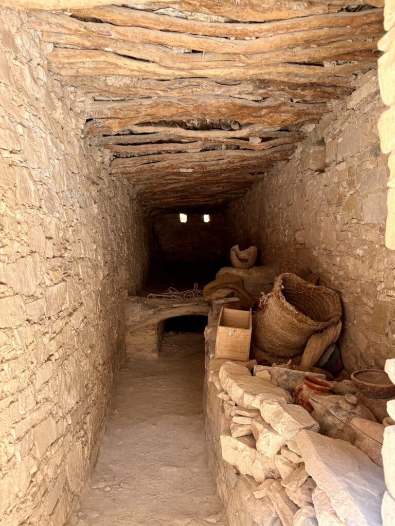 Espacio de almacenamiento con jarras tradicionales dentro de un agadir