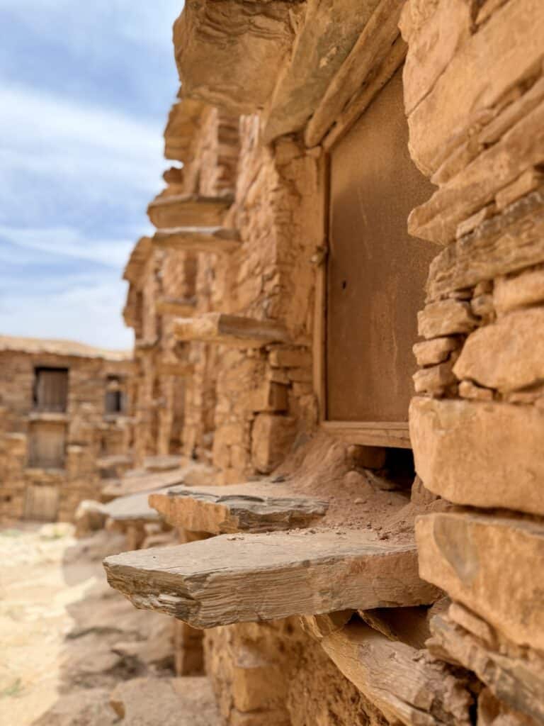Distribución vertical de compartimentos con escaleras de piedra sobresaliente
