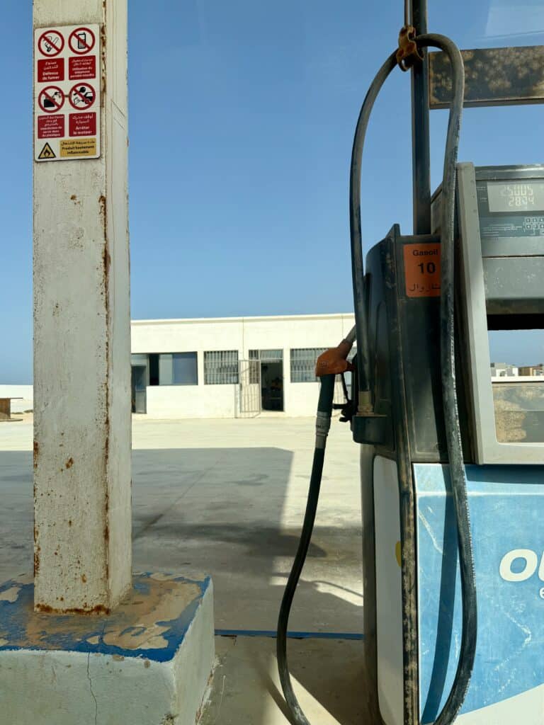 Detalle de una gasolinera en el Sáhara occidental a la salida del Sahara