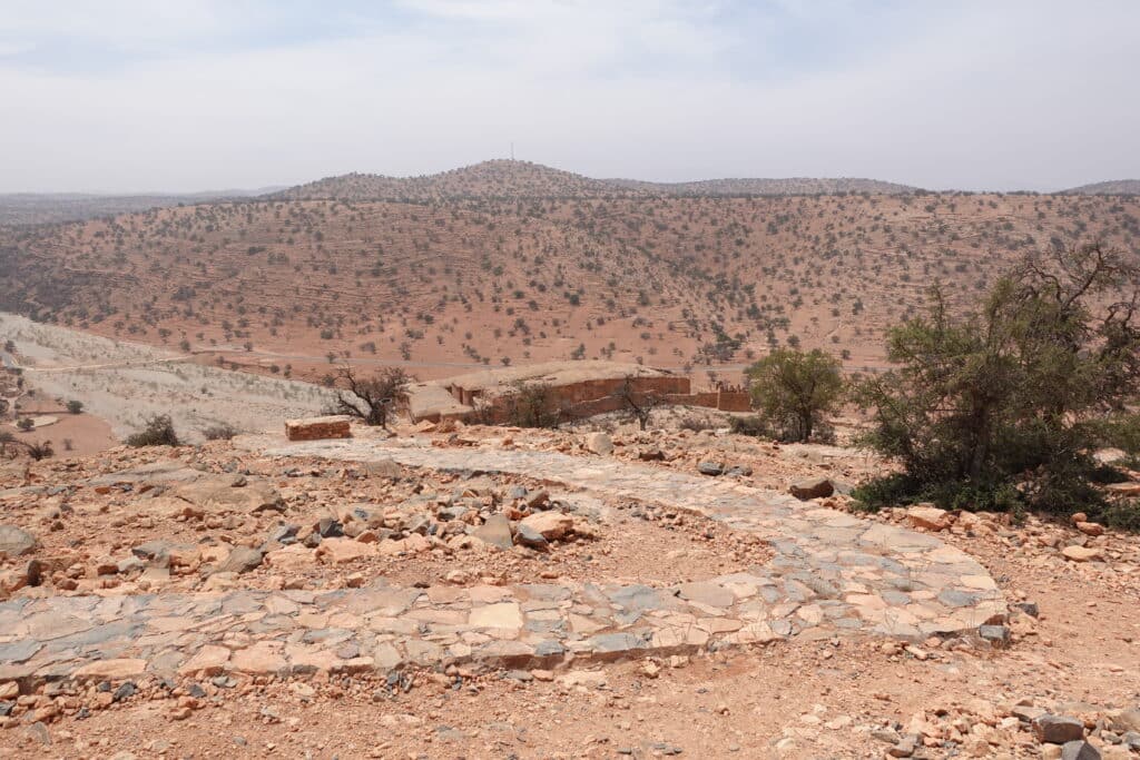 Vista del camino de acceso un agadir en el Anti-Atlas marroquí con colinas áridas de fondo