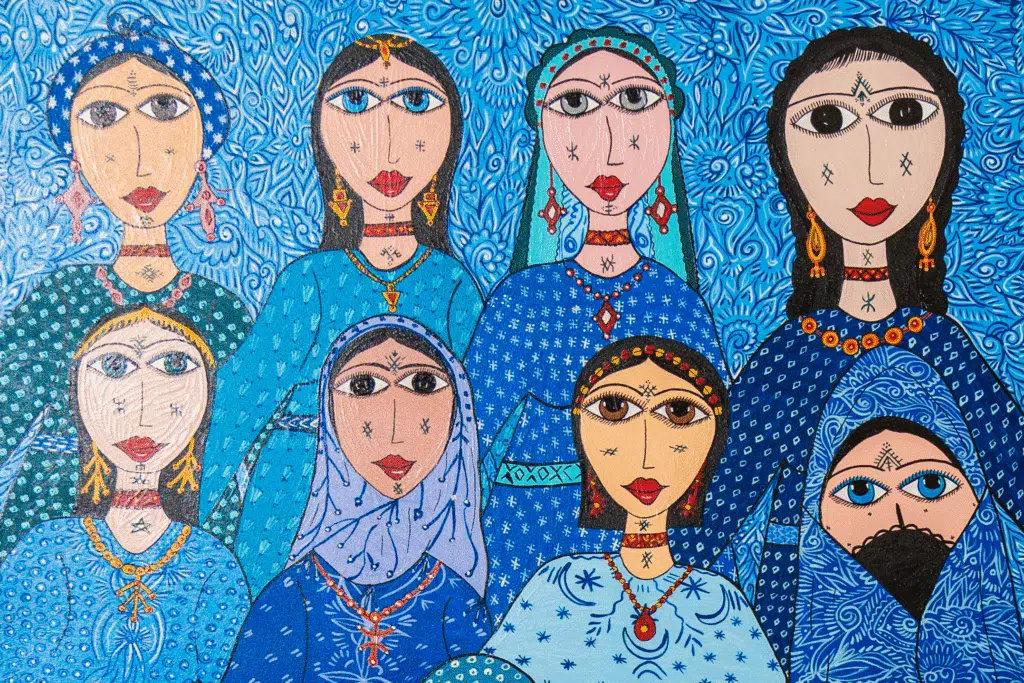 Retrato de mujeres amazigh pintado por Hafida Zizi, con tatuajes faciales tradicionales y vestidos en tonos azules que evocan los símbolos y la herencia femenina del Atlas marroquí