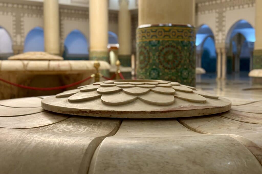 Detalle de una de las fuentes circulares utilizadas para la purificación ritual previa a la oración, situada en la planta inferior.