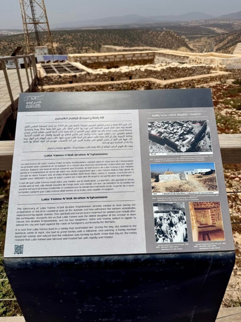 Panel con información histórica sobre el santuario de Lalla Yamna en Agadir Oufella, en árabe, francés e inglés