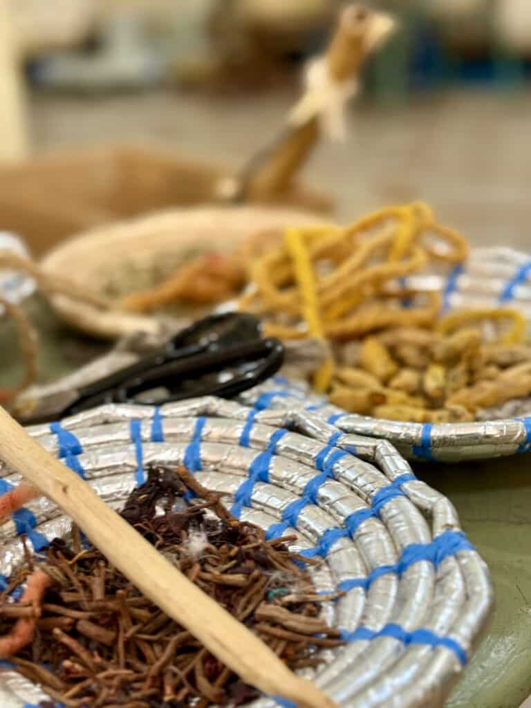 Recipientes con pigmentos naturales utilizados para teñir lana en una cooperativa artesanal