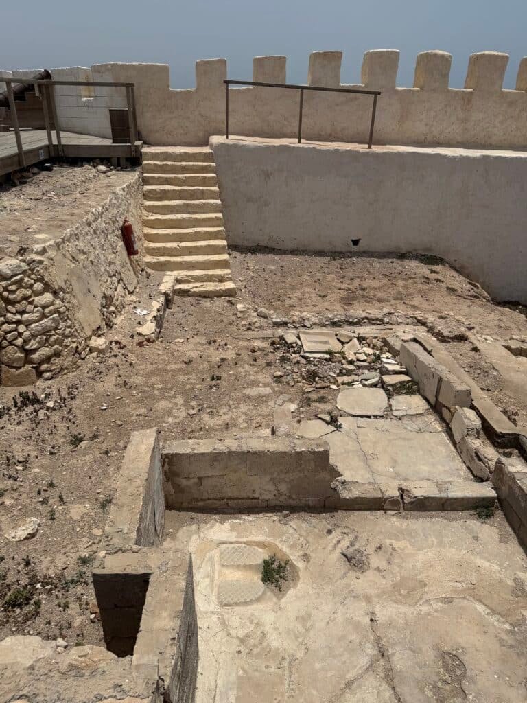 Restos de muros, suelos y escaleras en las ruinas de la antigua medina de Agadir, Marruecos, destruidas tras el terremoto de 1960