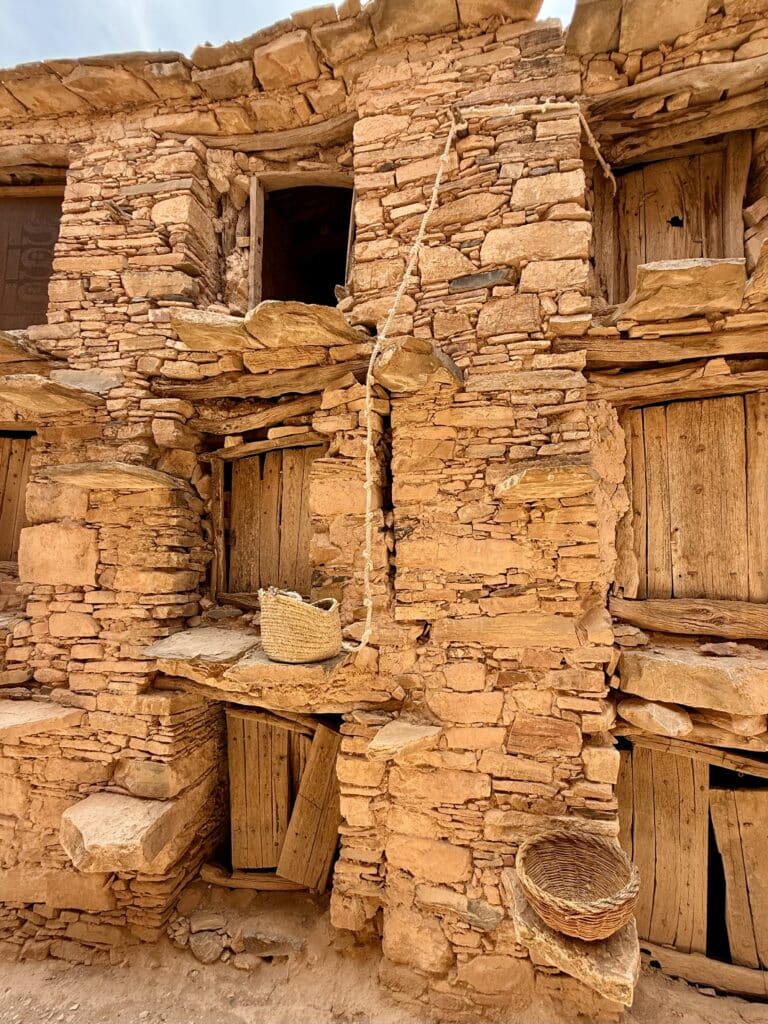 Distribución vertical de compartimentos con escaleras de piedra sobresaliente con sistema de subida de grano