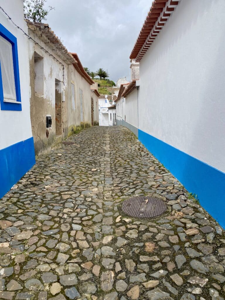 Vista del pueblo de Aljezur con casas blancas de estilo alentejano en Portugal