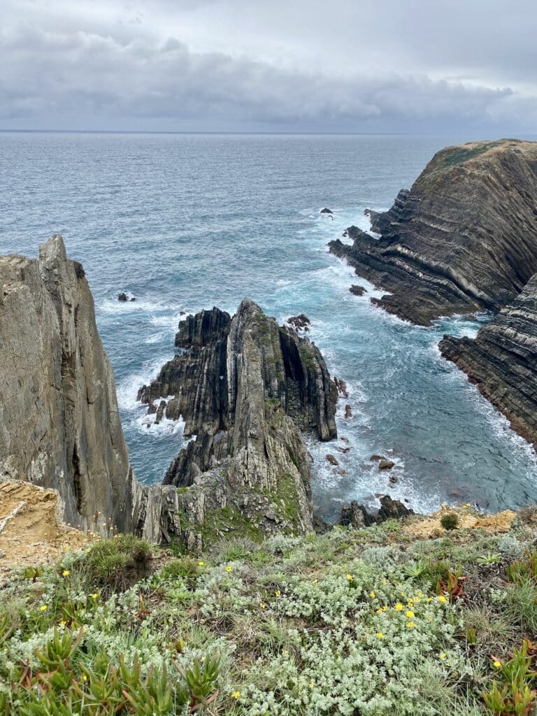Faro de Cabo Sardão y acantilados en la costa del Alentejo, Portugal