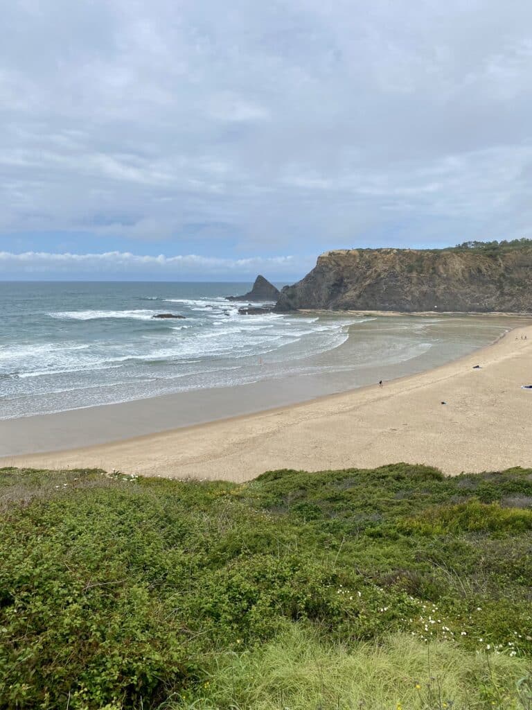 Vista panorámica de la Praia de Odeceixe en la costa del Alentejo, Portugal