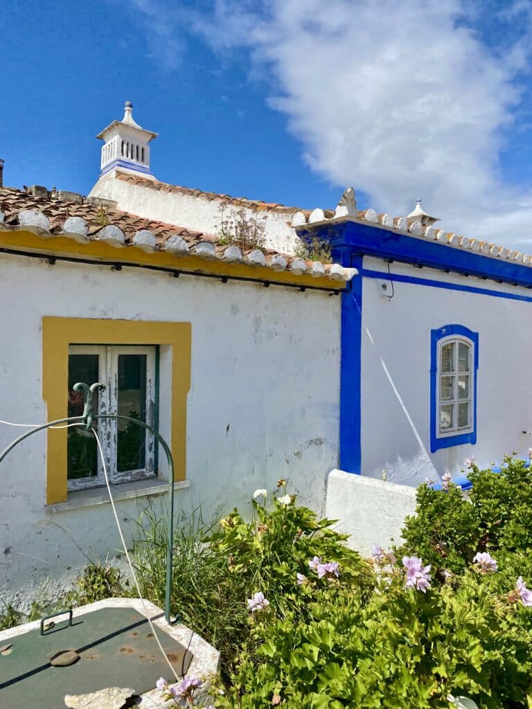 Calles blancas y mar en Vila Nova de Cacela, pueblo costero de Portugal