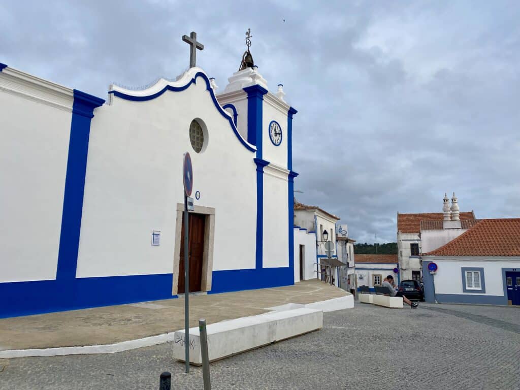 Calles y casas blancas en Vila Nova de Milfontes, Alentejo, Portugal