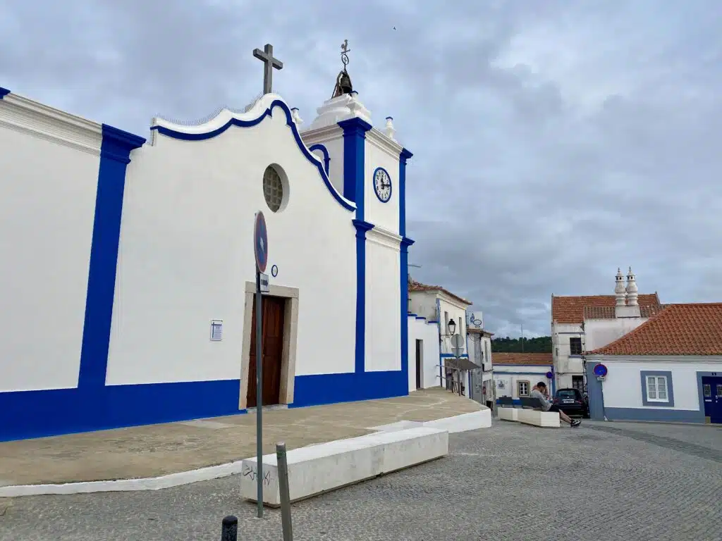 Calles y casas blancas en Vila Nova de Milfontes, Alentejo, Portugal
