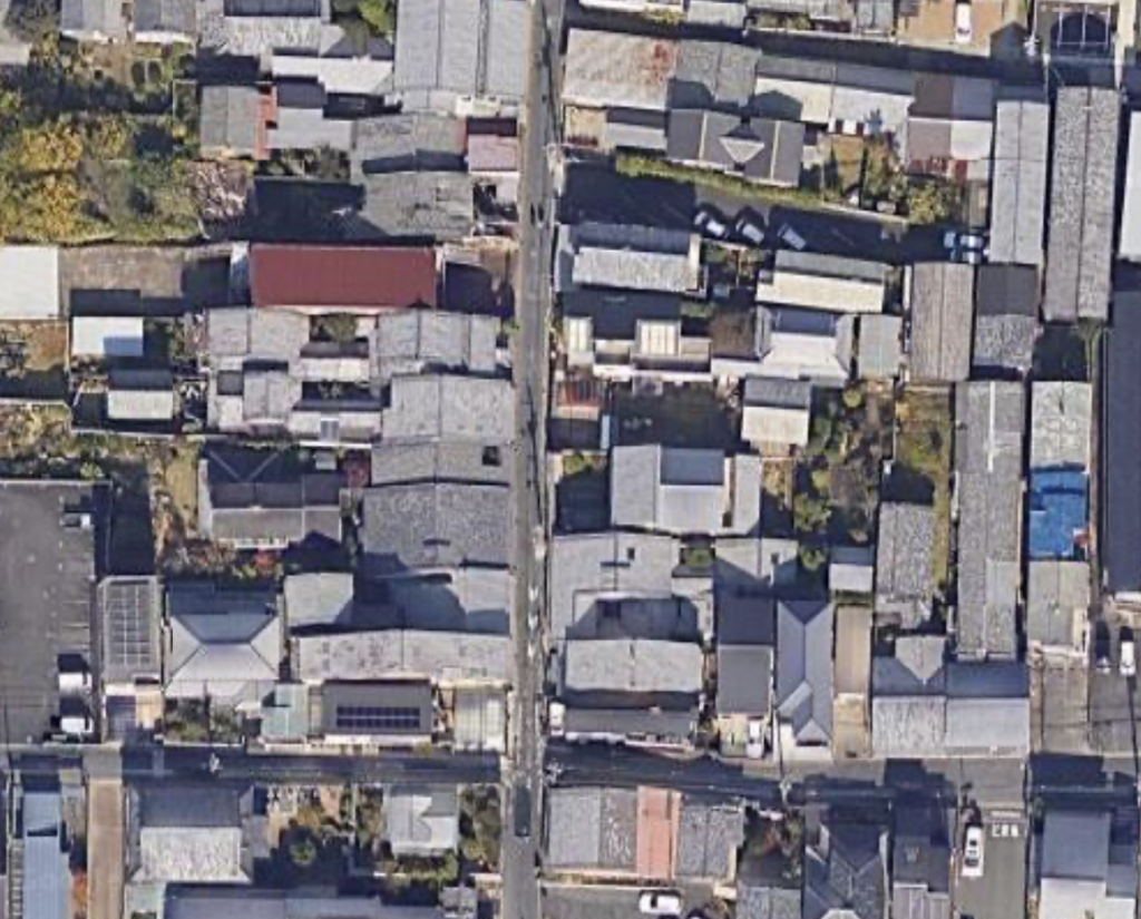 Vista aérea de las parcelas estrechas y profundas de las casas tradicionales japonesas.
