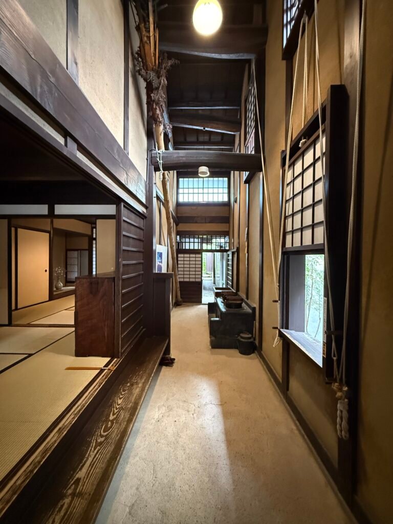 Tōriniwa de la machiya de Nara, doble espacio con estructura de madera, cocina y zona de servicios de la casa.